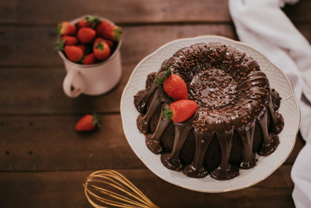 کیک شکلاتی با تزیین توت فرنگی