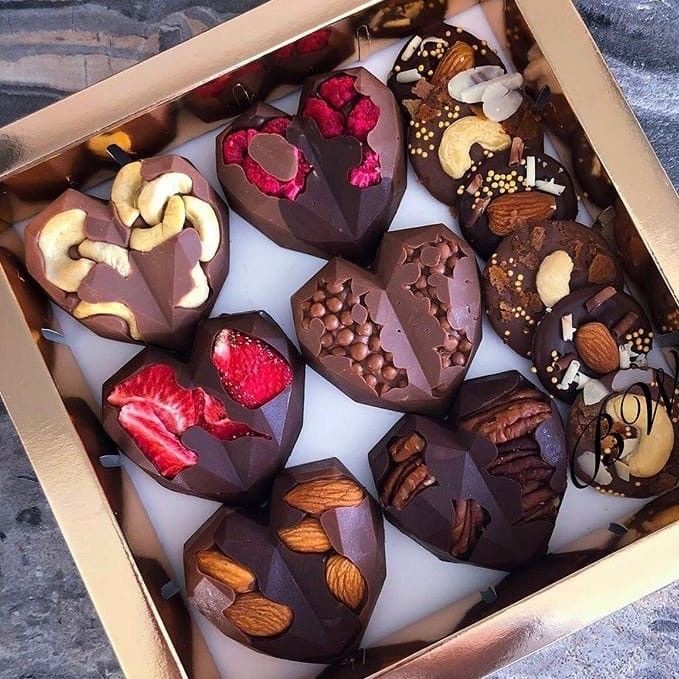 شکلات قلبی کاکائویی با مغز و میوه