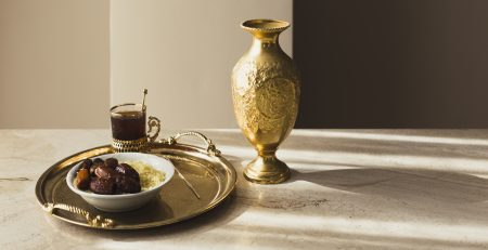 خرما در کاسه به همراه چای در یک سینی که مناسب ماه رمضان است