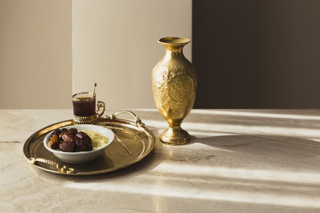 خرما در کاسه به همراه چای در یک سینی که مناسب ماه رمضان است